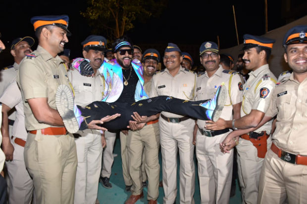 Ranveer Singh gets bashed on Instagram for his inappropriate picture with police officials at Umang 2019