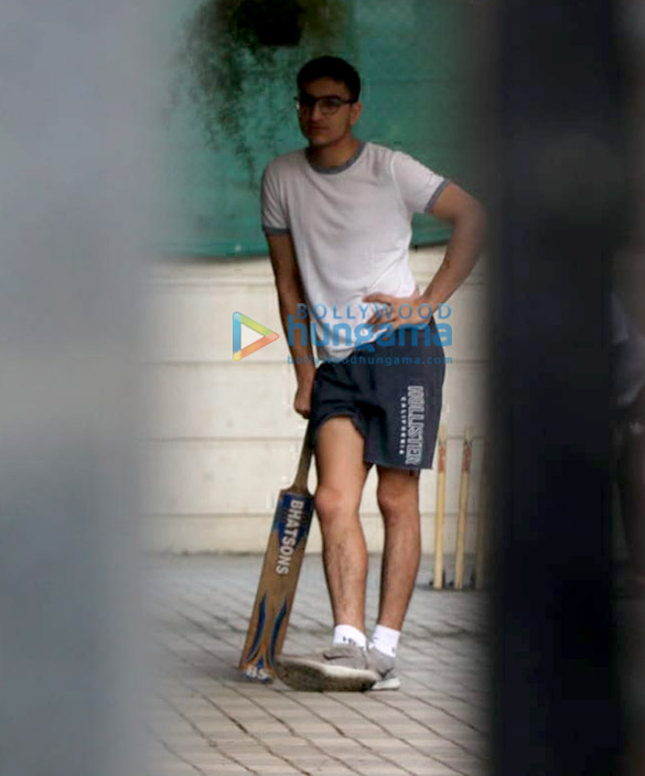 ibrahim ali khan playing cricket at home in juhu 2