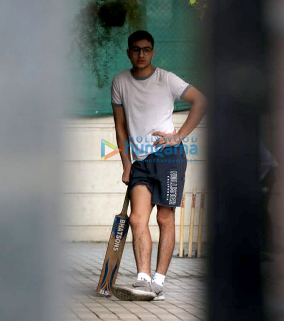 ibrahim ali khan playing cricket at home in juhu 4