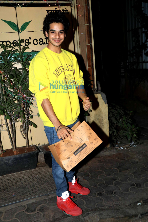 ishaan khatter snapped at farmers cafe in bandra 2