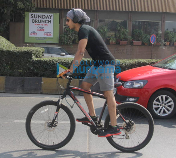ishaan khatter spotted in juhu 2