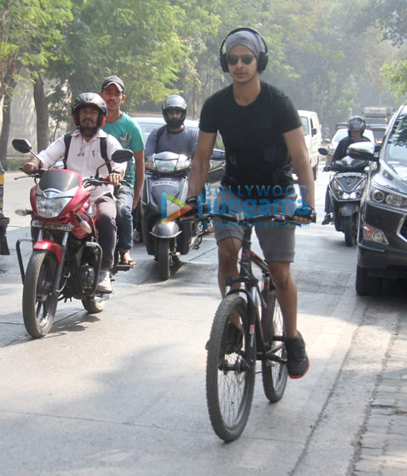 ishaan khatter spotted in juhu 3