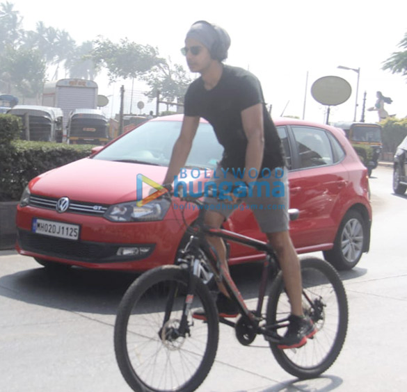 ishaan khatter spotted in juhu 5