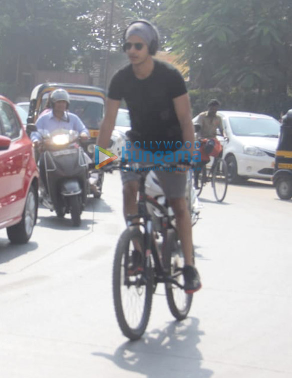 ishaan khatter spotted in juhu 6