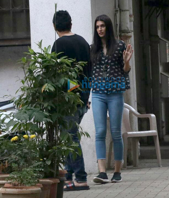 kartik aaryan and kriti sanon spotted at maddock films office 4