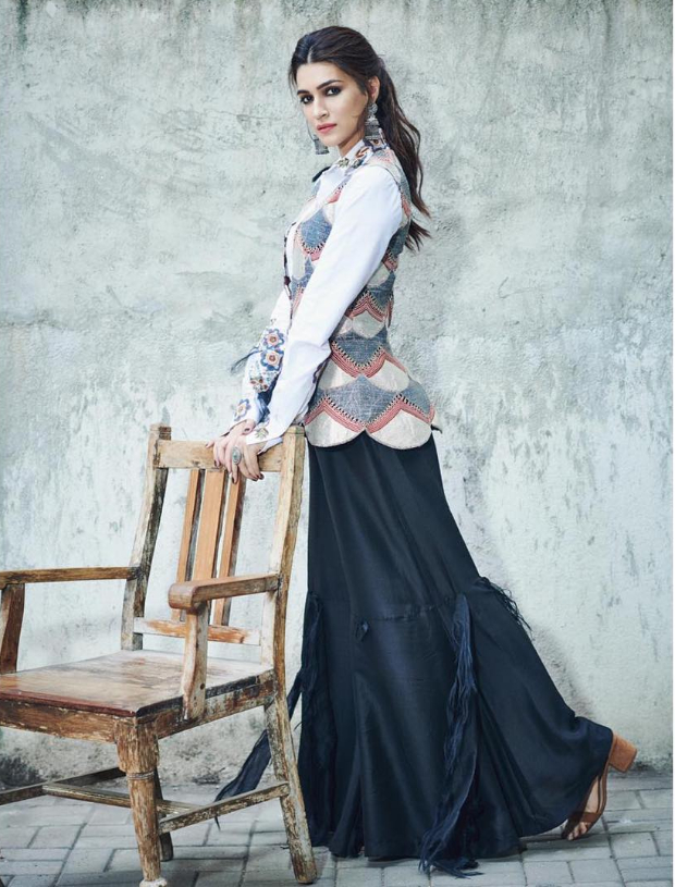 Kriti Sanon in Anamika Khanna for Luka Chuppi promotions (2)