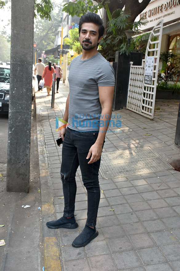 saqib saleem spotted after a salon session in bandra 2