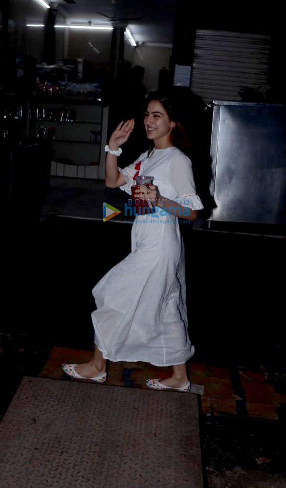 sara ali khan snapped at kitchen garden 1