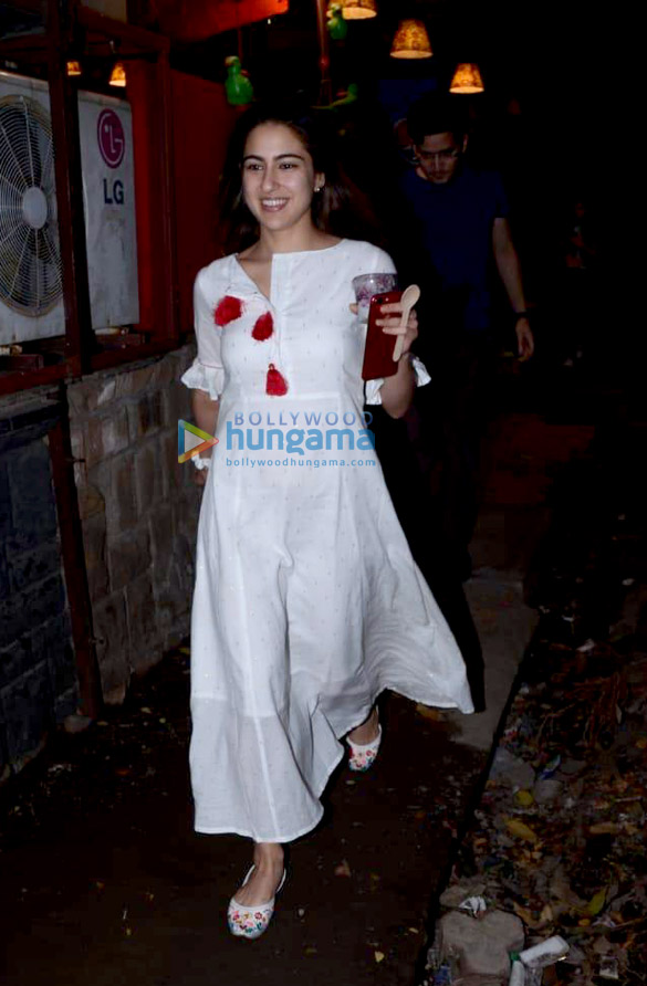 sara ali khan snapped at kitchen garden 3