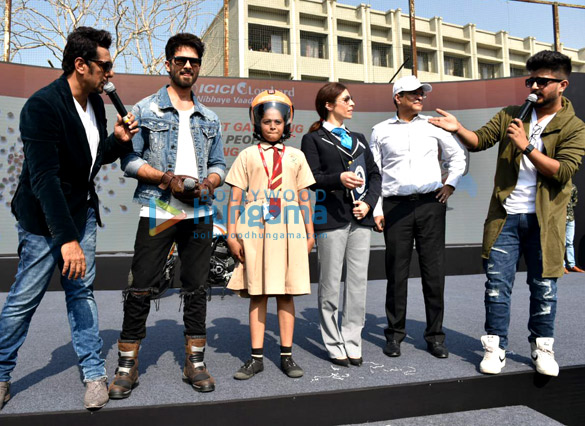 shahid kapoor snapped at the guiness world record attempt for the largest human formation in the shape of helmet attempt 1