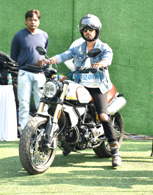 shahid kapoor snapped at the guiness world record attempt for the largest human formation in the shape of helmet attempt 4