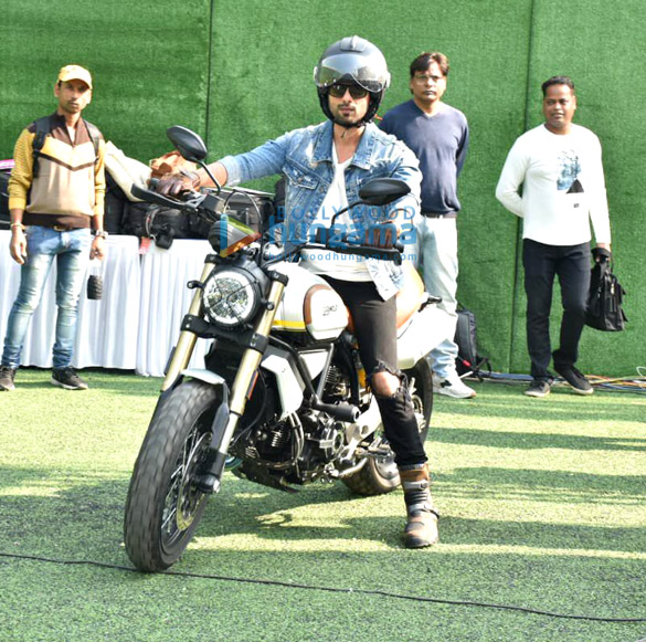 shahid kapoor snapped at the guiness world record attempt for the largest human formation in the shape of helmet attempt 6