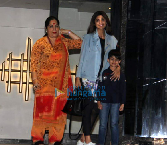 shilpa shetty snapped with family in juhu 3