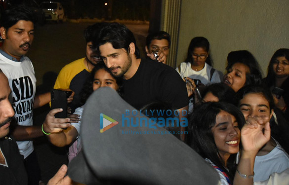 sidharth malhotra snapped meeting fans on his birthday 5