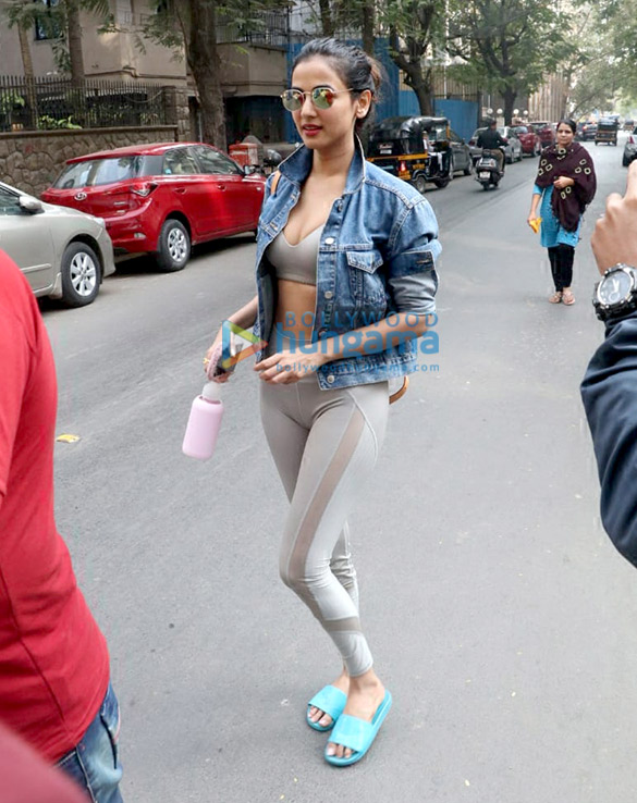 sonal chauhan spotted after yoga class 2