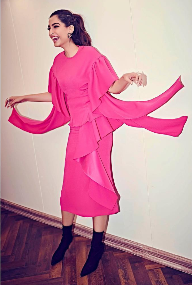 Sonam Kapoor in Rejina Pyo for Ek Ladki Ko Dekha To Aisa Laga promotions (1)