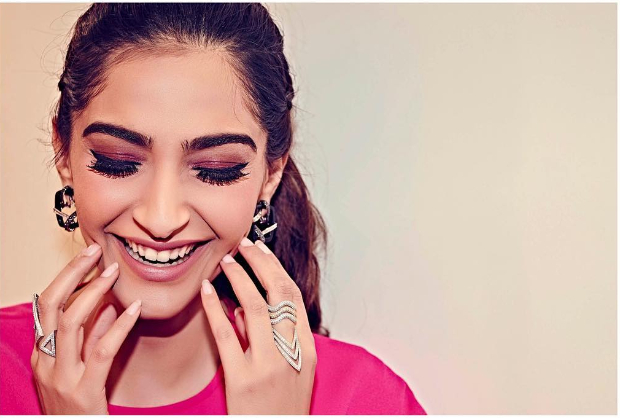 Sonam Kapoor in Rejina Pyo for Ek Ladki Ko Dekha To Aisa Laga promotions (2)
