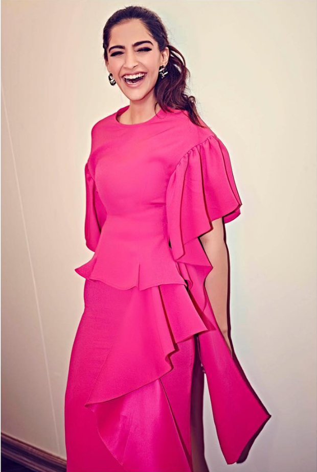 Sonam Kapoor in Rejina Pyo for Ek Ladki Ko Dekha To Aisa Laga promotions (5)