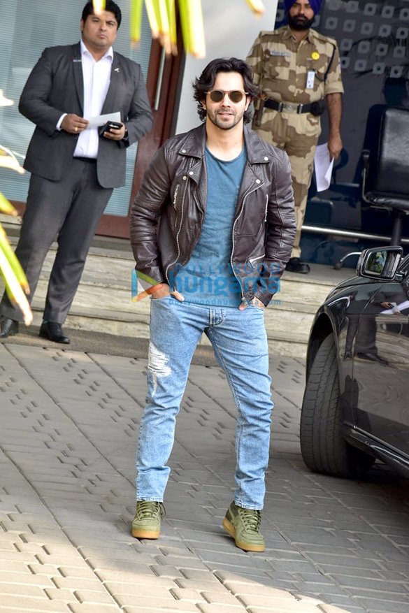 Varun Dhawan, Alia Bhatt, Sonam Kapoor Ahuja and others snapped at the airport Varun Dhawan, Alia Bhatt, Sonam Kapoor Ahuja and others snapped at the airport