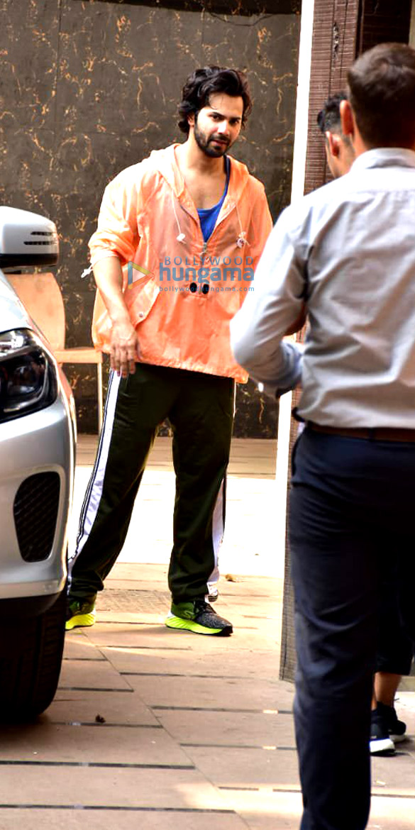 Varun Dhawan spotted at gym in Juhu Varun Dhawan spotted at gym in Juhu