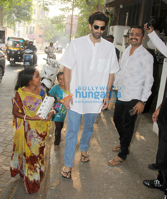 aditya roy kapur spotted at a salon in bandra 4