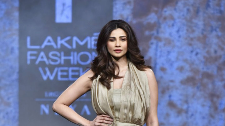 Adorable Daisy Shah Walk The Ramp at Lakme Fashion Week Day 4 for Kanchan Show