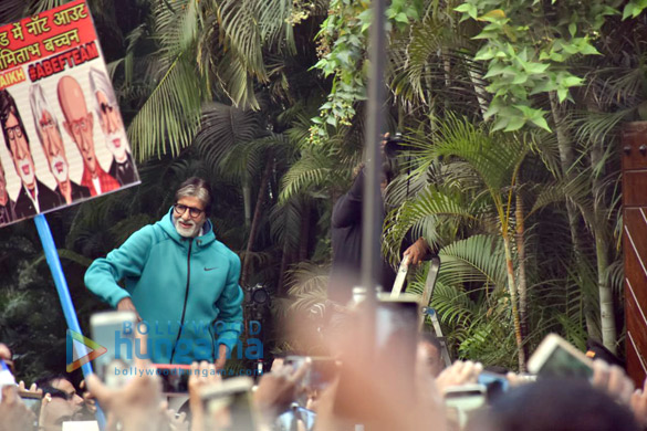 amitabh bachchan snapped greeting his fans 1