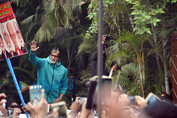 amitabh bachchan snapped greeting his fans 2