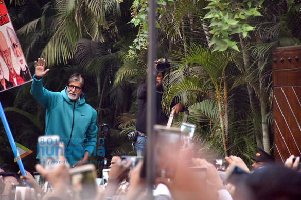 amitabh bachchan snapped greeting his fans 3