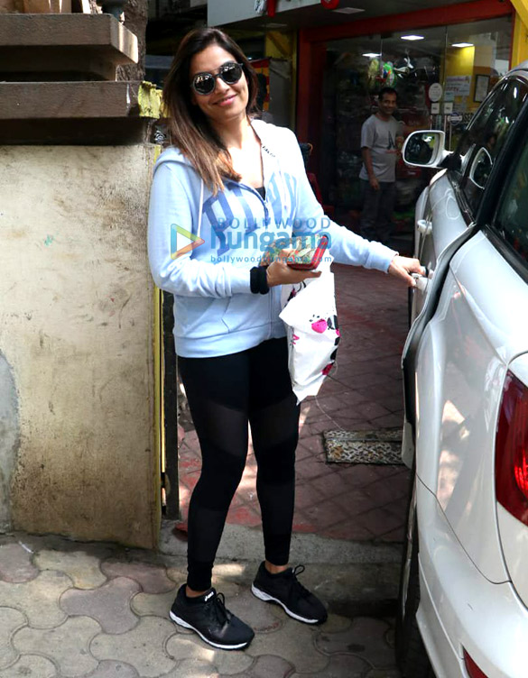 bipasha basu spotted at party hunterz store in bandra 5