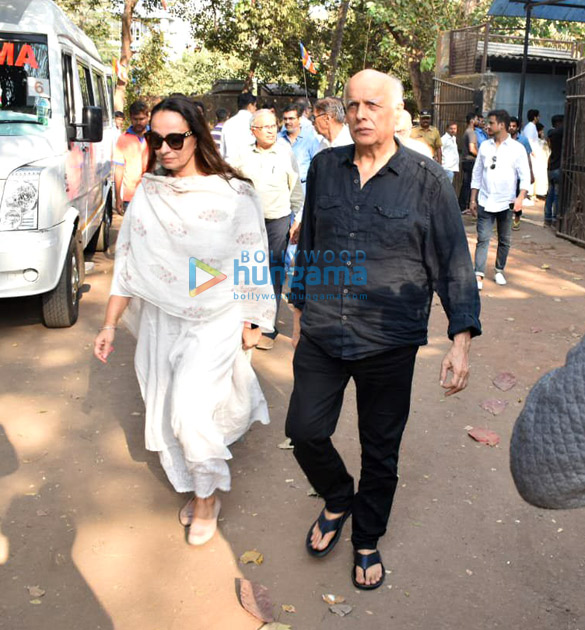 Celebs attend Ramesh Barjatiya’s funeral Celebs attend Ramesh Barjatiya’s funeral