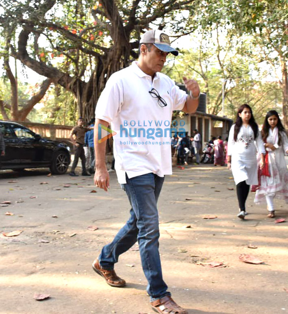 celebs attend ramesh barjatiyas funeral 5