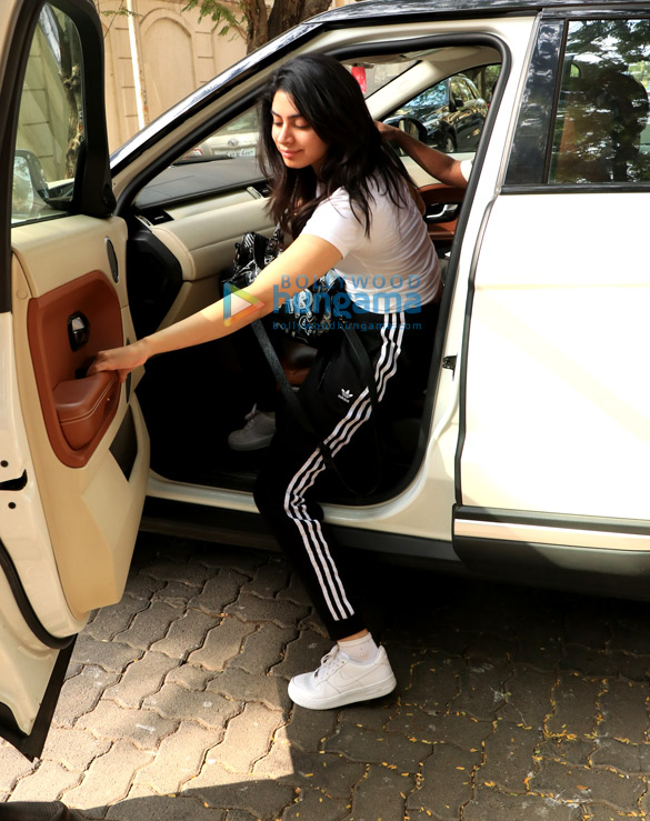 janhvi kapoor and khushi kapoor spotted at anil kapoors residence in juhu 6