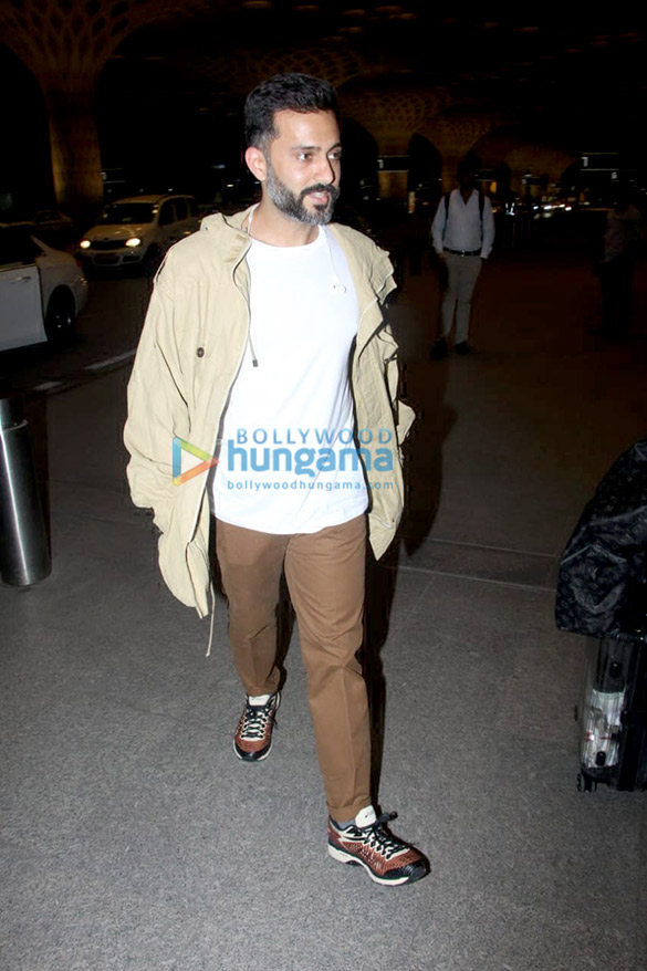 kajol kriti sanon varun dhawan and others snapped at the airport 2