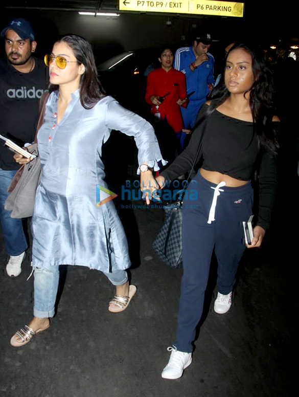 kajol and kriti sanon snapped at the airport 3