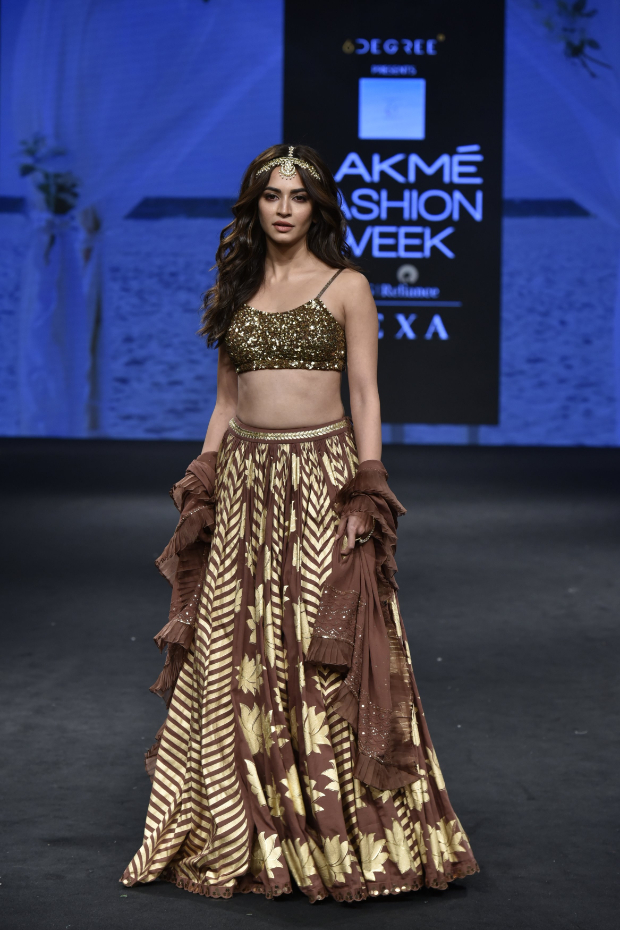 Kriti Kharbanda for Sukriti and Aakriti at LFW Summer Resort 2019 (2)
