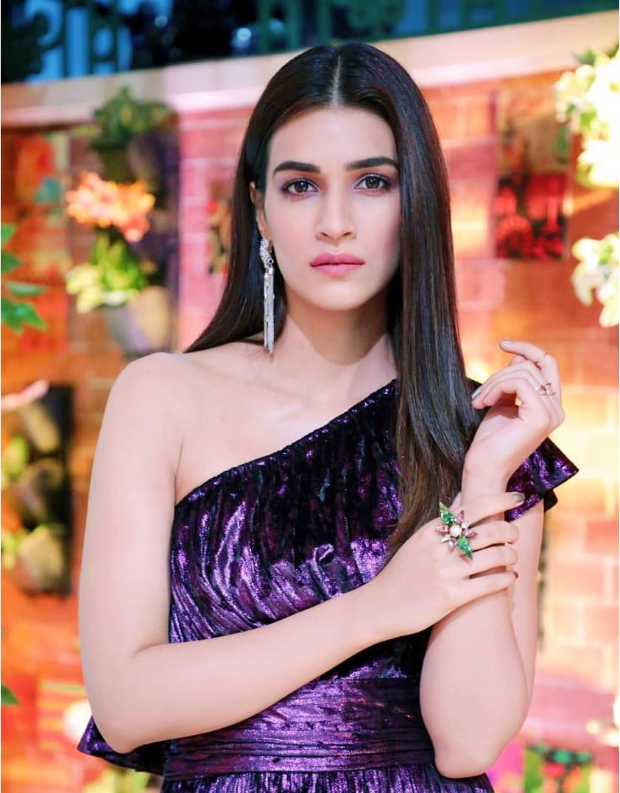 Kriti Sanon in MXS World velvet dress for Luka Chuppi promotions (1)