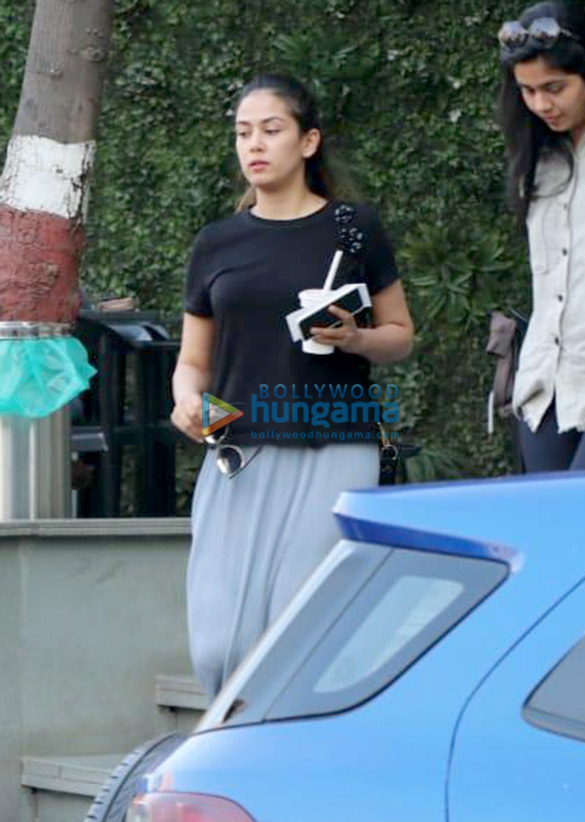 mira rajput spotted at coffee shop in juhu 3