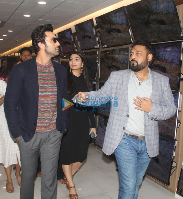 ranbir kapoor snapped during meet and greet session at panasonic vijay sales store in mumbai 2