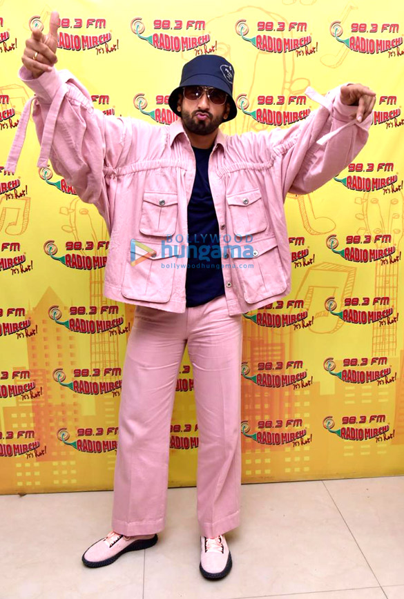 ranveer singh and alia bhatt snapped promoting gully boy at the 98 3 fm radio mirchi office 2