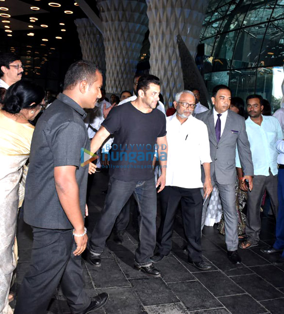 salman khan and swara bhaskar attend prayer meet of late rajkumar barjatya 1