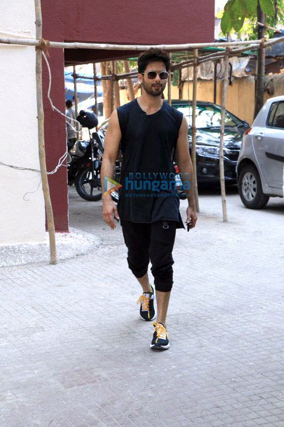 shahid kapoor spotted outside the gym in bandra 1