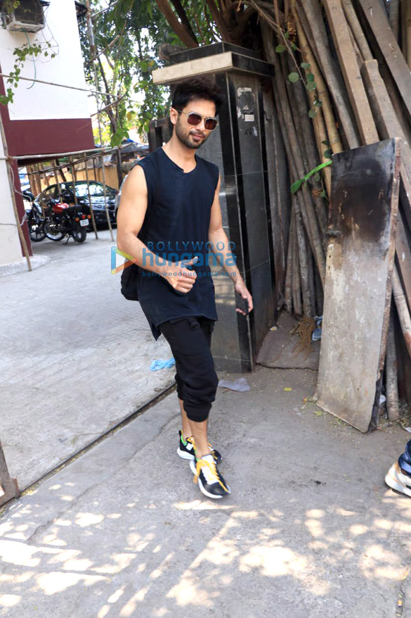 shahid kapoor spotted outside the gym in bandra 3