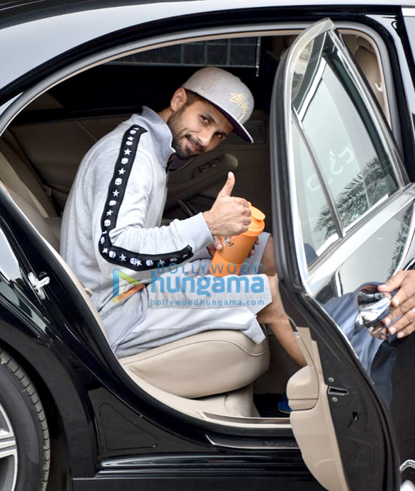 Shahid Kapoor spotted outside the gym in Juhu Shahid Kapoor spotted outside the gym in Juhu