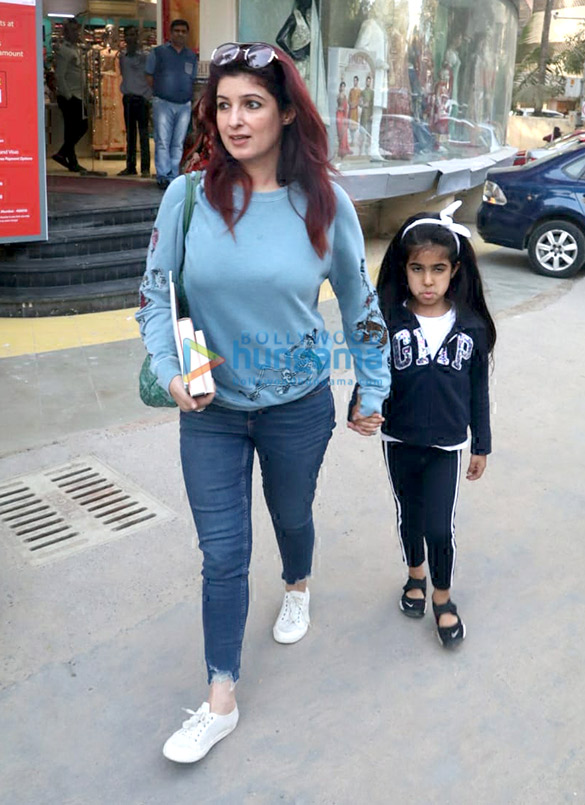 twinkle khanna snapped with nitara spotted at a book store in juhu 4