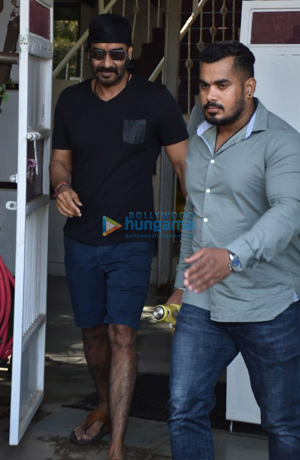 ajay devgn and kajol spotted at clinic in versova 2