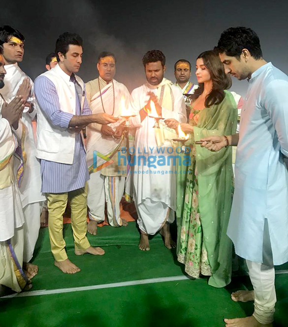 alia bhatt and ranbir kapoor launch the logo of brahmastra at kumbh mela 1