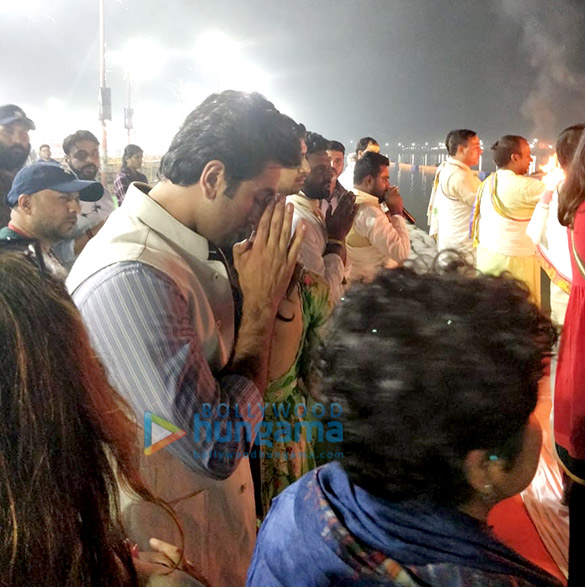 alia bhatt and ranbir kapoor launch the logo of brahmastra at kumbh mela 3