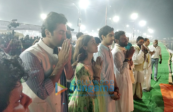 alia bhatt and ranbir kapoor launch the logo of brahmastra at kumbh mela 5