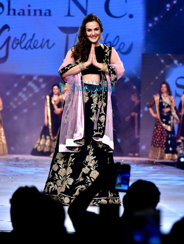 celebs grace abu jani and sandeep khoslas fashion show 4 2